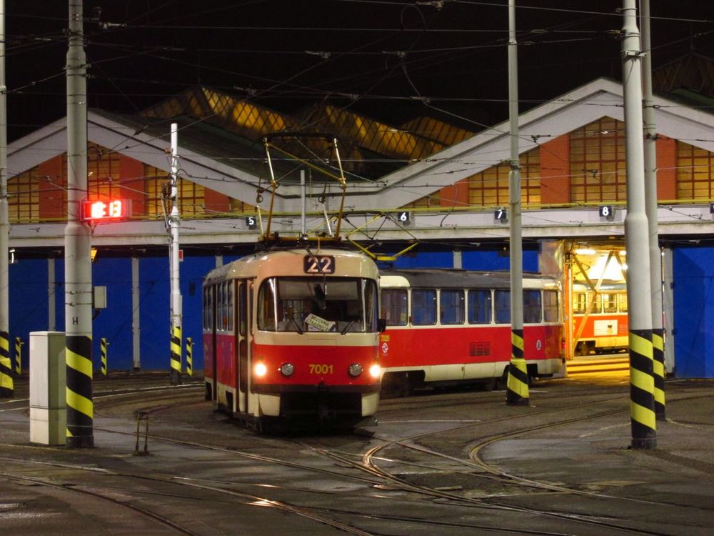 Souprava vozů T3SU č. 7001+7020 při posledním zátahu do své domovské vozovny dne 1. 2. 2016 s typickou čelní tabulí se zeleným nápisem VOZOVNA STRAŠNICE. (foto: Ing. Filip Jiřík)