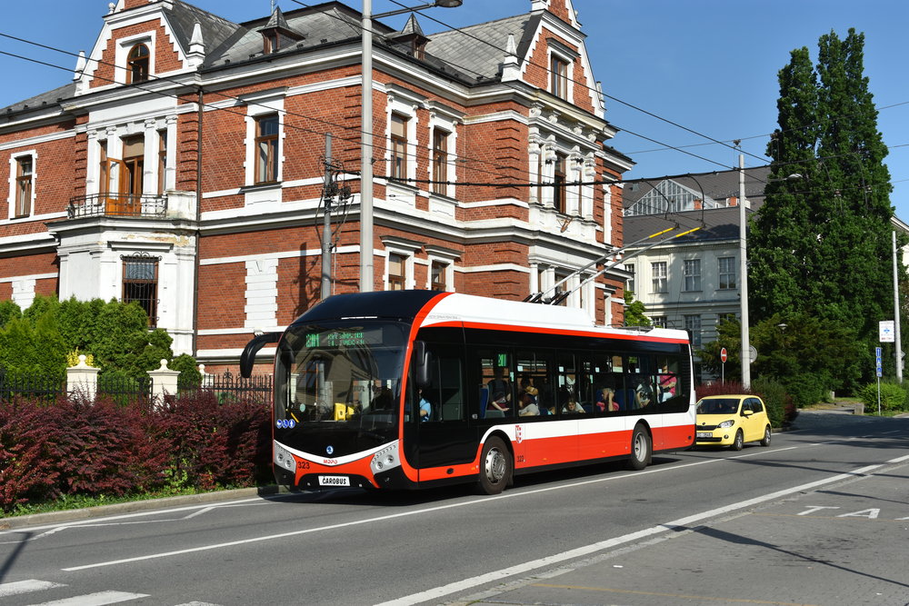 Trolejbus Škoda 32 Tr v Opavě. (foto: Libor Hinčica)