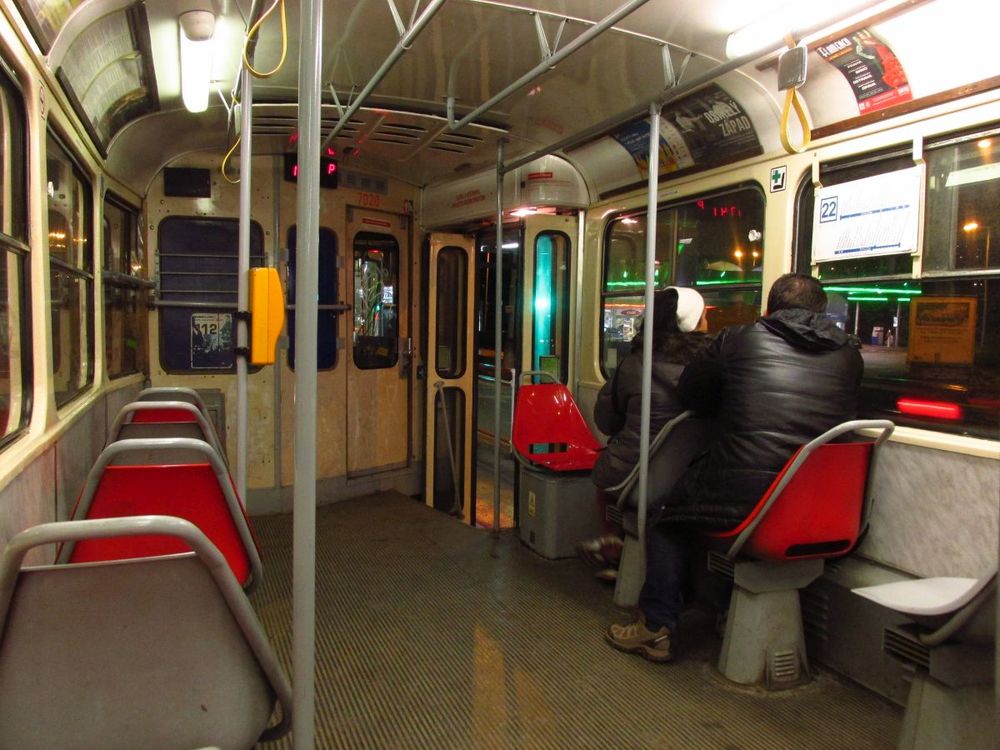 Mezi poslední cestující soupravy 7001+7020 patřili v podvečer 1. 2. 2016 v Hostivaři i zbloudilí turisté, kteří sem dojeli omylem z centra Prahy. (foto: Ing. Filip Jiřík)