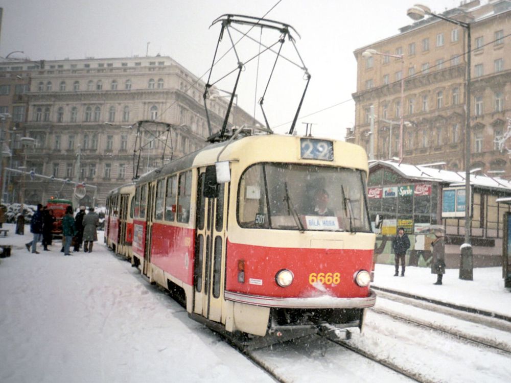 Souprava vozů T3 ev. č. 6668+6685 byla z vozovny Strašnice vypravena na linku č. 22 před sedmnácti lety, dne 7. 2. 1999. (foto: Ing. Filip Jiřík)