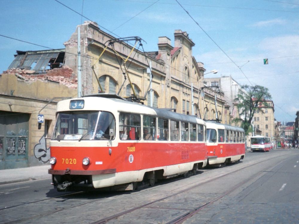 Tramvaj T3SU č. 7020 projíždí v soupravě s T3 č. 6653 poblíž zastávky Anděl dne 27. 5. 1998 kolem pozůstatků závodu, kde byla vyrobena. (foto: Ing. Filip Jiřík)
