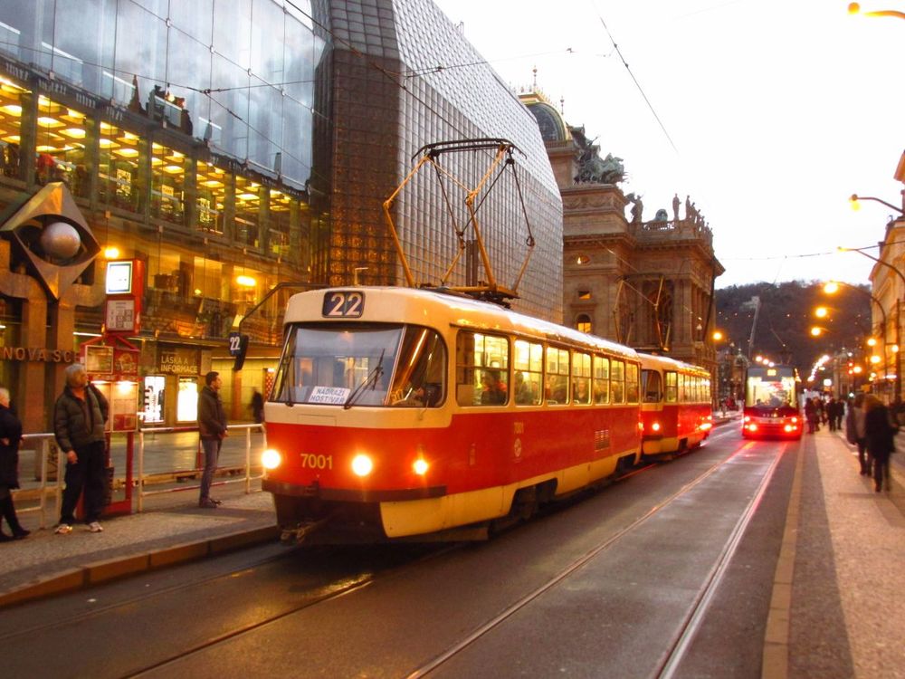 Poslední strašnická souprava zrychlovačů č. 7001+7020 byla vyfotografována 1. 2. 2016 u Národního divadla. (foto: Ing. Filip Jiřík)