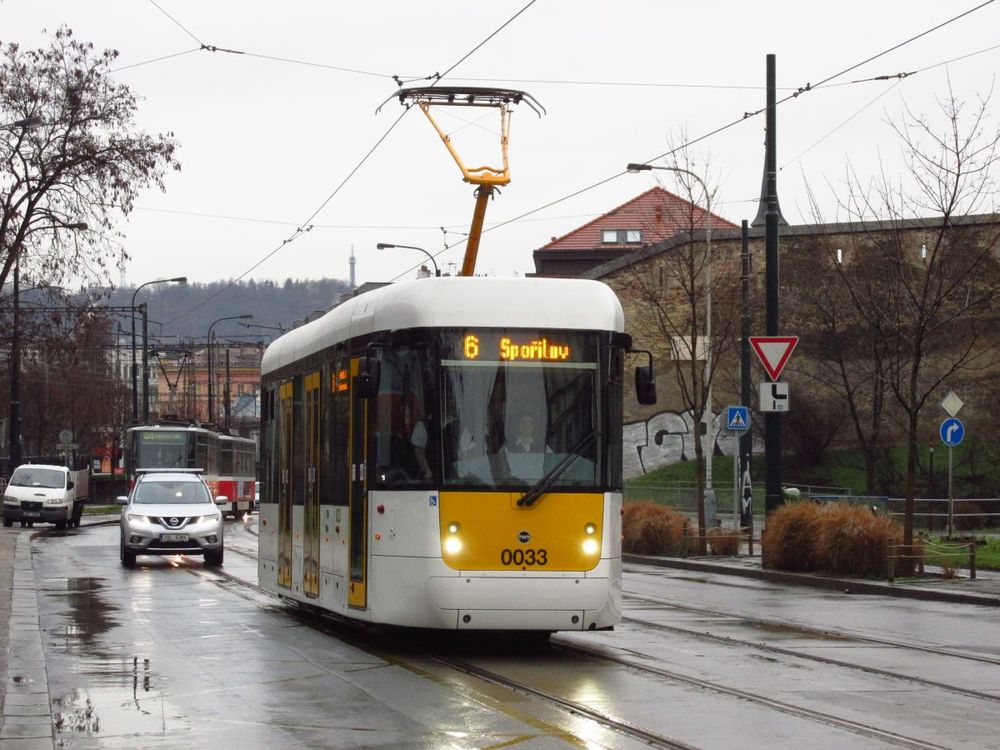 Prototyp EVO1 přijíždí k zastávce Ostrčilovo náměstí v pražských Nuslích. (foto: Ing. Filip Jiřík)