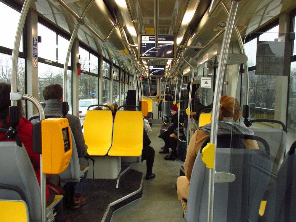 Cestující ve voze 0033 během dopoledního sedla prvního dne provozu. (foto: Ing. Filip Jiřík)