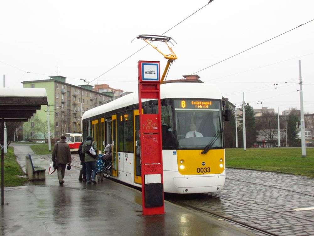 Cestující v nástupní zastávce Spořilov využívají s kočárkem nízkopodlažní spoj na lince č. 6 obsloužený vozem EVO1 č. 0033. (foto: Ing. Filip Jiřík)