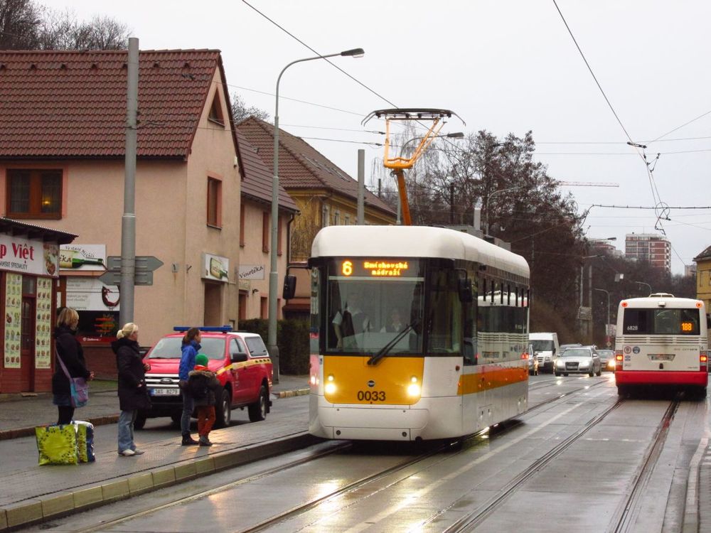 Vůz č. 0033 přijíždí do zastávky Michelská v doprovodu složek technické kontroly DP. (foto: Ing. Filip Jiřík)