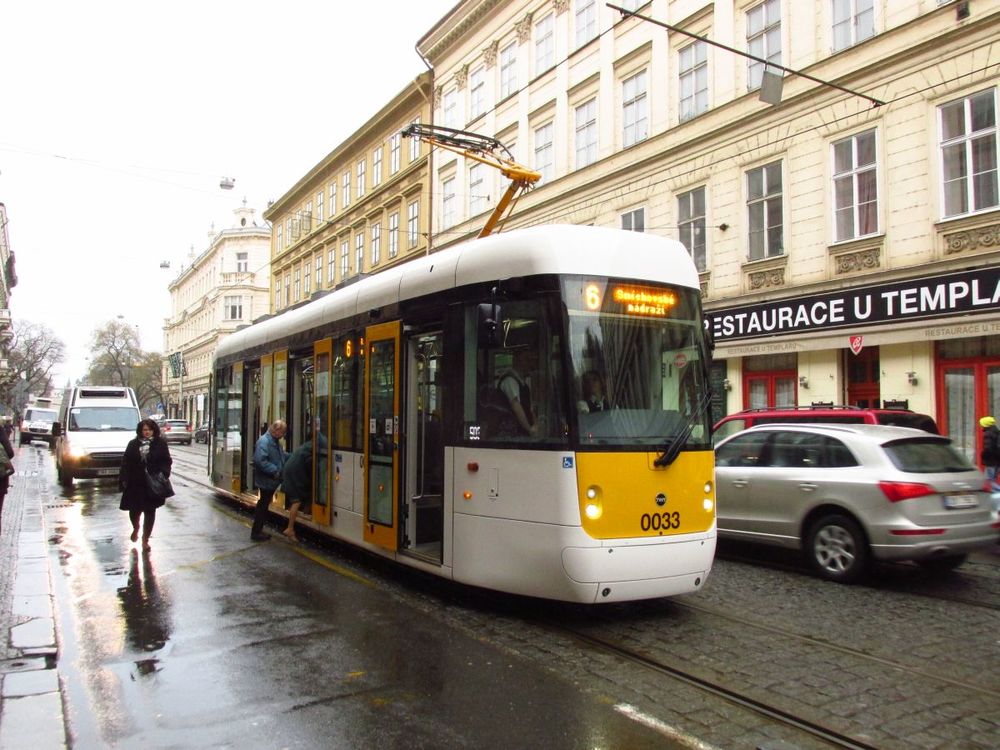 I na starých zastávkách bez nástupní hrany s nástupem přímo z vozovky je nízká podlaha tramvaje výrazným usnadněním, zastávka Újezd a vůz 0033 na lince č. 6. (foto: Ing. Filip Jiřík)