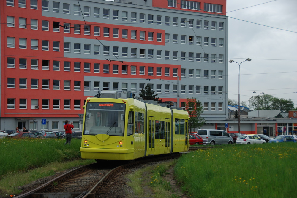 Trio 121 během jízdy na baterie na ostravské smyčce Martinov v květnu 2015. (foto: Libor Hinčica)