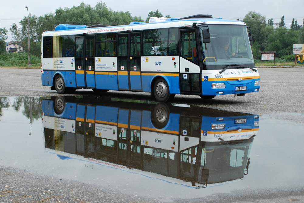 První elektrobus značky SOR zařadil do svého vozového parku DP Ostrava (vůz na ilustračním snímku). Dnes je možné nalézt v ČR elektrobusy SOR ve službách DP v Ostravě, v Praze a v Hradci Králové, na Slovensku poté u DP Košice. Soukromá společnost provozuje elektrobusy u nás zatím jediná - ARRIVA. Po lince v Jeseníkách zahájí nyní také provoz se dvěma vozidly SOR EBN 9,5 na linkách BB1 a BB2 v Praze. (foto: Libor Hinčica)