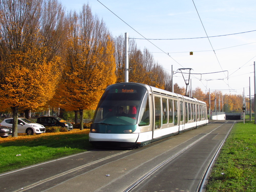 Eurotramy v síti strasbourské MHD působí dodnes velice moderně. Prvním vozům přitom bude letos již 22 let. V České republice čekali v roce 1994 dopravci na vozy T6A5, po tramvajích podobným těm na snímku však provozovatelé toužili. Dnes je situace diametrálně odlišná... (foto: Ing. Filip Jiřík)