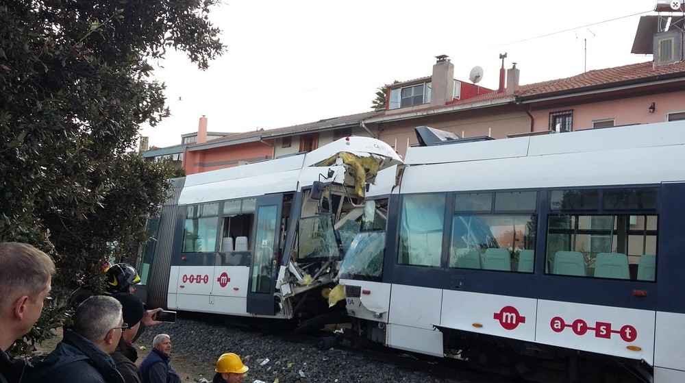 Nehoda dvou tramvají Škoda 06 T si vyžádala 85 zraněných, většina však byla zraněna jen lehce. (foto převzato z www.sardiniapost.it)