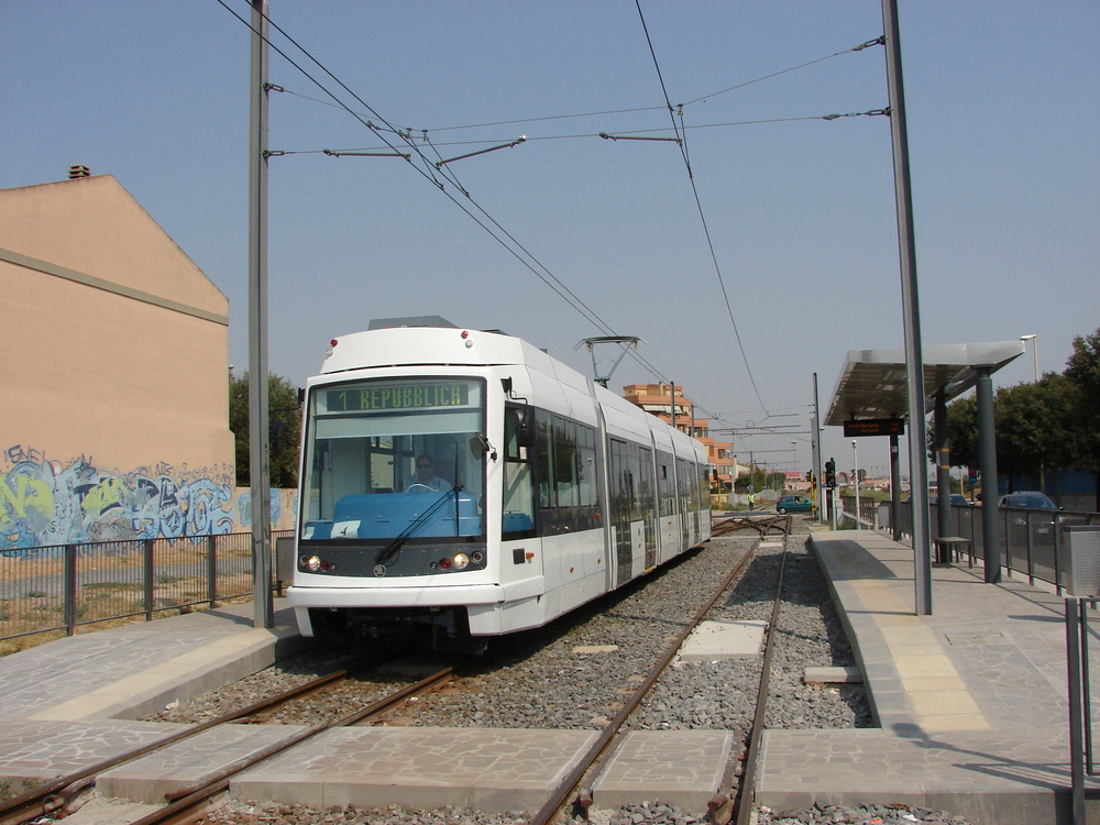 Novotou zařící vůz budoucího ev. č. CA 04 na jedné z tramvajových výhyben na trati během zkoušek v srpnu 2007. Právě tento vůz byl jedním z účastníků úterní nehody. (foto: Libor Hinčica)