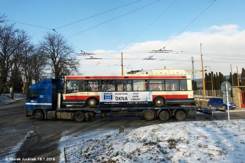 Vůz ev. č. 61 opouští jihlavskou trolejbusovou vozovnu. V Brně půjde s rokem výroby 2004 o nejnovější sólo trolejbus. (foto: Marek Juránek)