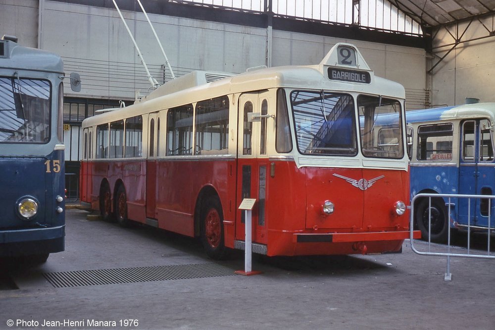 Vůz typu VA3 ev. č. 124 byl po ukončení kariéry v Perpignanu získán sdružením Amtuir. Na snímku z roku 1976 byla zachycen v bývalé tramvajové vozovně v obci Saint-Mandé, dnes je uchováván v obci Chelles, kde by měl vyrůst i plnohodnotný objekt muzea MHD namísto stávajícího provizorního. (foto: Jean-Henri Manara)