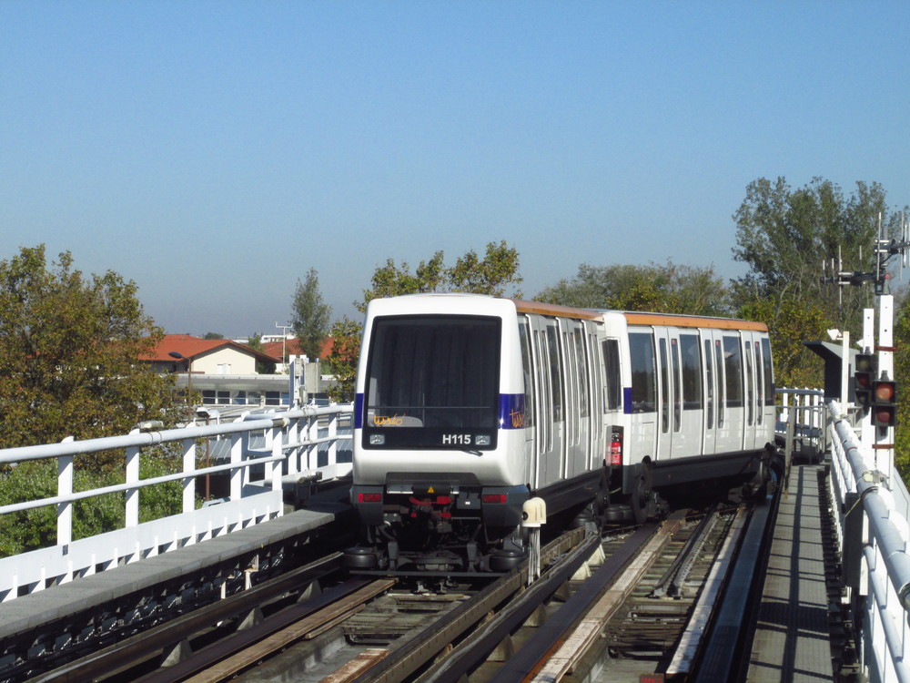 Pohled na jednotku VAL v Toulouse. Z obrázku je dobře patrné řešení pojezdu pomocí gumových kol. (foto: Ing. Filip Jiřík)
