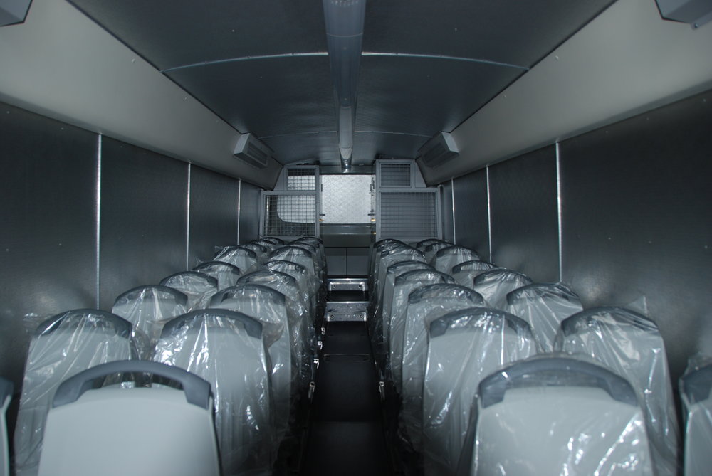 Jistě existují i pohodlnější verze Crosswaye… Zde je jedna z variant uspořádání interiéru Vězeňského autobusu z roku 2013. (foto: Libor Hinčica)