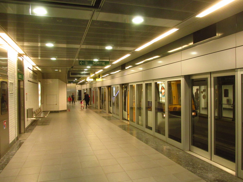 Prostor kolejí je oddělen prosklenými zábranami. Ty se otevírají až po příjezdu metra. Všechny bude zapotřebí na trase A upravit, částečně i dostavět. (foto: Ing. Filip Jiřík)