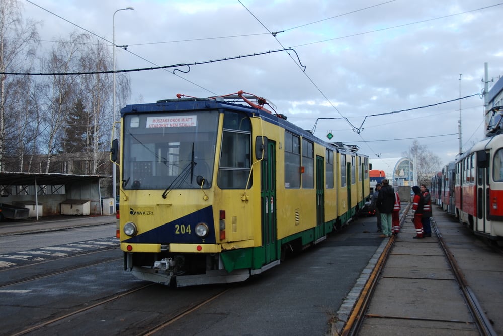 Pohled na vůz ev. č. 204 (ex-Košice ev. č. 522) při skládání v Praze v areálu ústředních dílen dne 14. 1. 2016. (foto: Československý Dopravák)