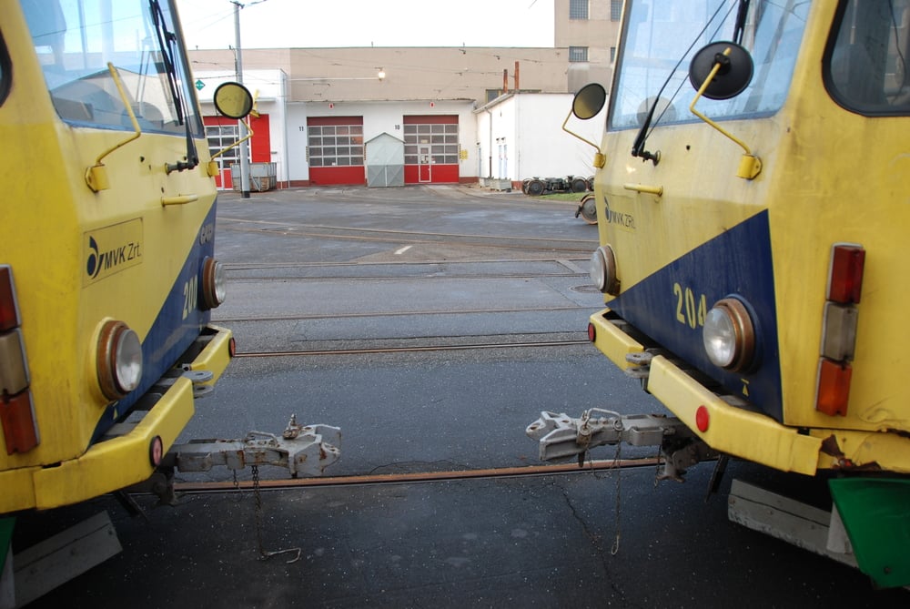 Oba ex-miskolcké vozy KT8D5 ev. č. 200 (ex-Košice ev. č. 539) a 204 (ex-Košice ev. č. 522) zůstanou prozatím odstavené v areálu dílen DP hl. m. Prahy. Začátek prací na rekonstrukci prvního z vozů se předpokládá až na jaře 2016. (foto: Československý Dopravák)