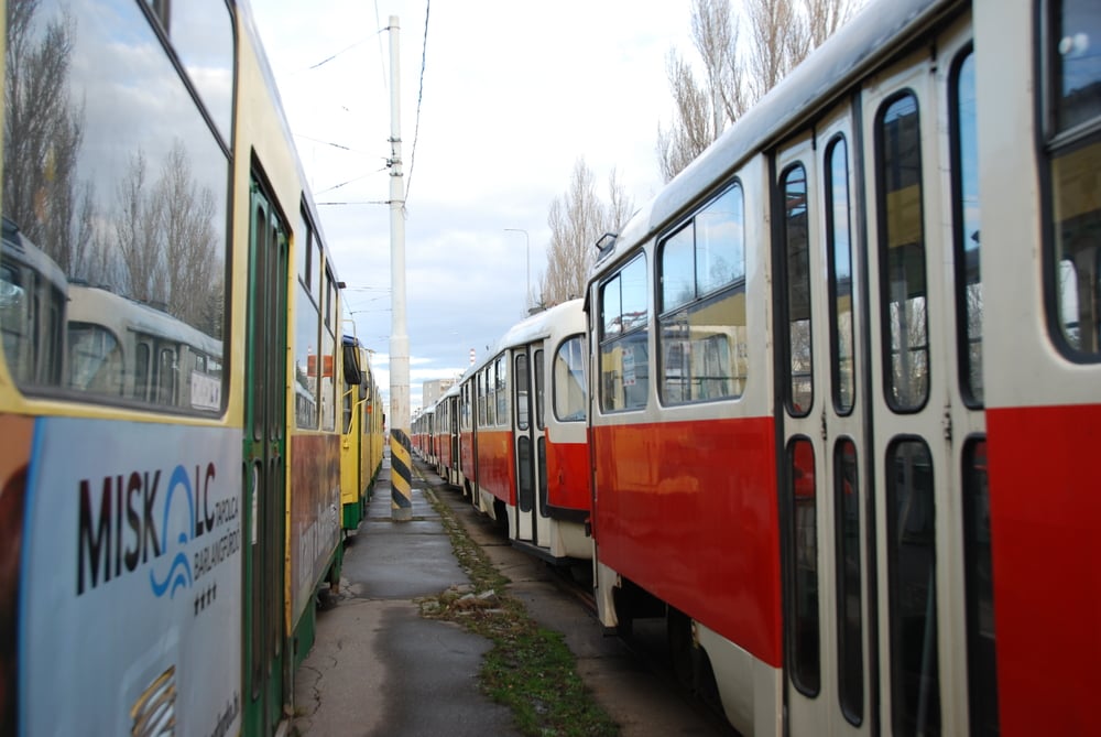 Ojeté tramvaje míří do Prahy i z Prahy. Tramvaje KT8D5 z Miskolce jsou odstaveny vedle tramvají T3 čekajících na odvoz k dalším provozovatelům ve východní Evropě. (foto: Československý Dopravák)