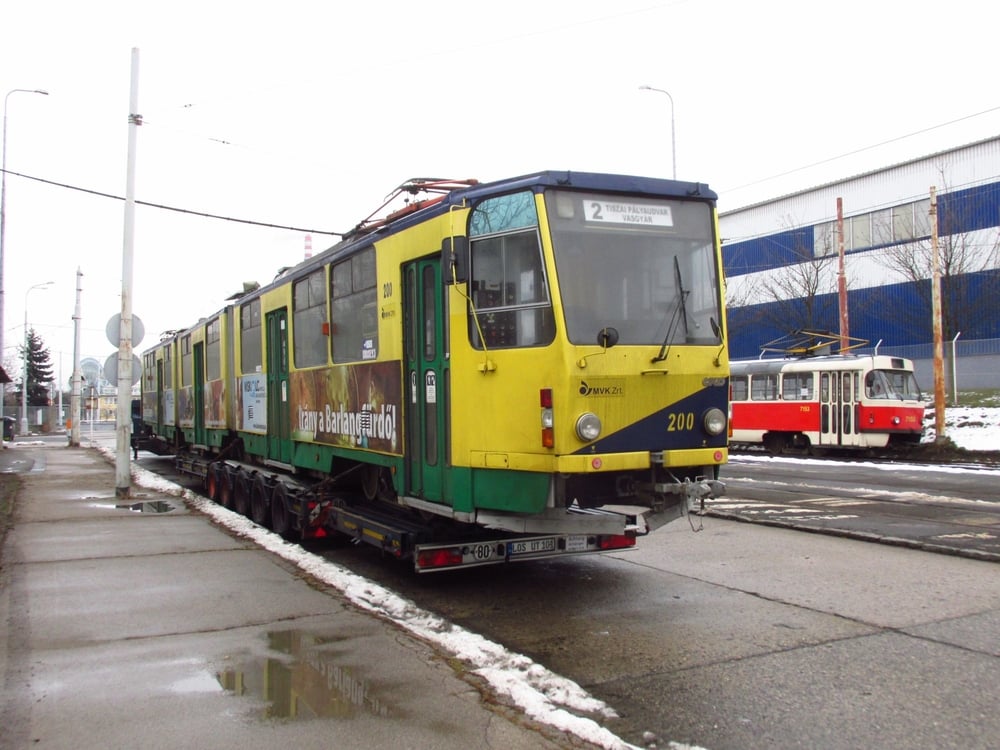 Na nádvoří pražských ústředních dílen je zachycen vůz KT8D5 ev. č. 200, který byl odkoupen z Miskolce a složen dne 11. 1. 2016. (foto: ČS Dopravák)