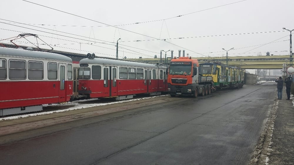 Naložený vůz KT8D5 ev. č. 200 v Miskolci dne 8. 1. 2016. Na levé straně je možné vidět odstavené tramvaje původem z Vídně. (foto: UNIVERSAL TRANSPORT)