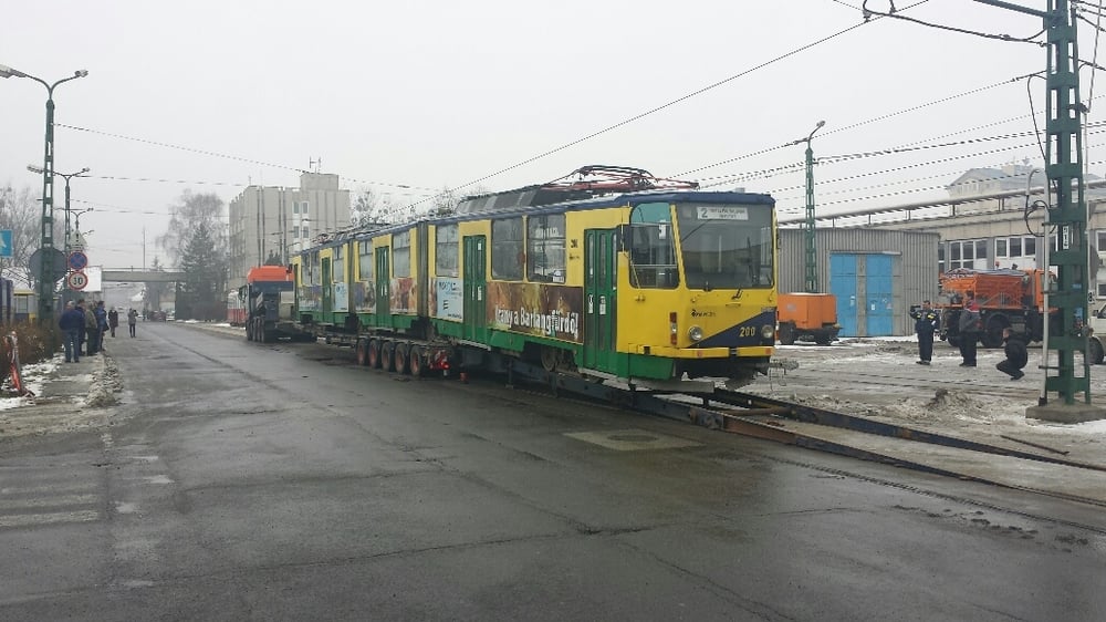 Vůz KT8D5 ev. . 200 při nakládce na trajler společnosti UNIVERSAL TRANSPORT v areálu vozovny tramvají v Miskolci. (foto: UNIVERSAL TRANSPORT)