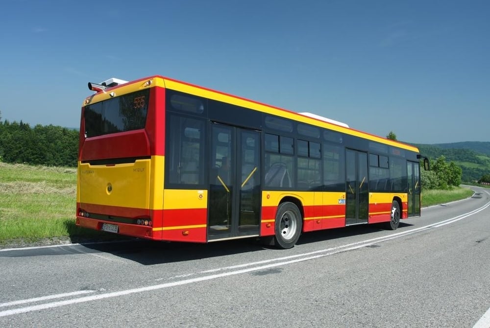 Pohled na autobus SANCITY 12 M zezadu. (zdroj: Autosan.pl)