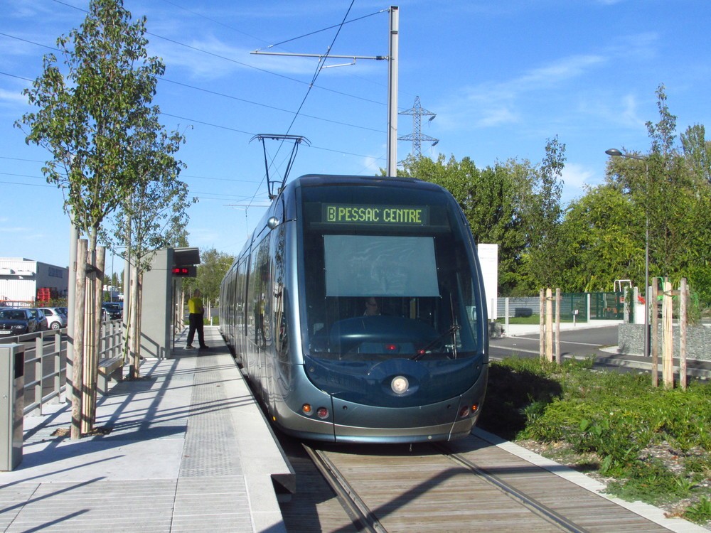 Pro své tramvaje zvolilo Bordeaux atypický design s jedním ústředním reflektorem. (foto: Ing. Filip Jiřík)