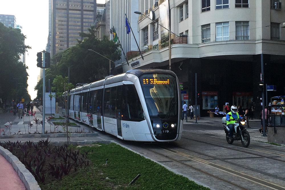 Tramvaj Alstom CItadis 402 v ulicích Ria. (zdroj: Wikipedia.org)