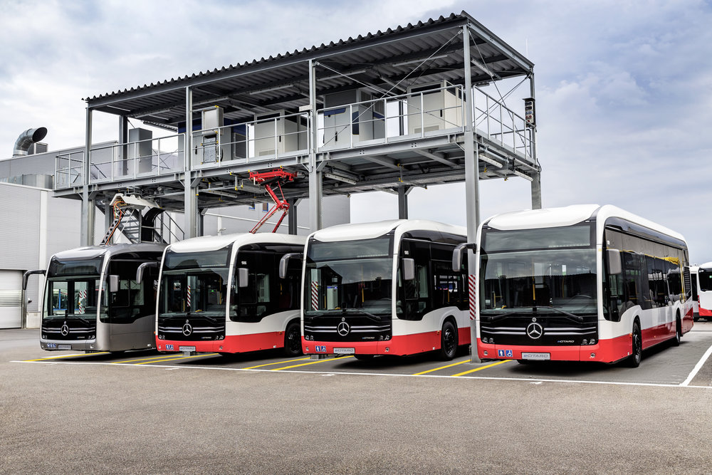 eCitara na nabíjecí stanici v Mannheimu (ve výrobním závodě). (foto: Daimler Buses)