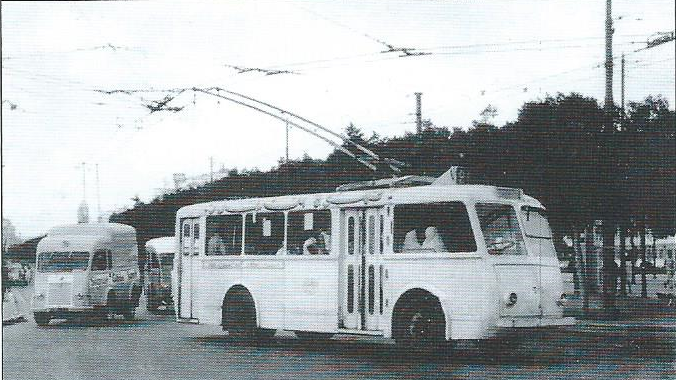 Vůz ev. č. T21 zachycen v Tunisu téhož roku na lince č. 2 u alejí Jules Ferry, před najetím na třídu Paris. (foto: J. Wiseman)