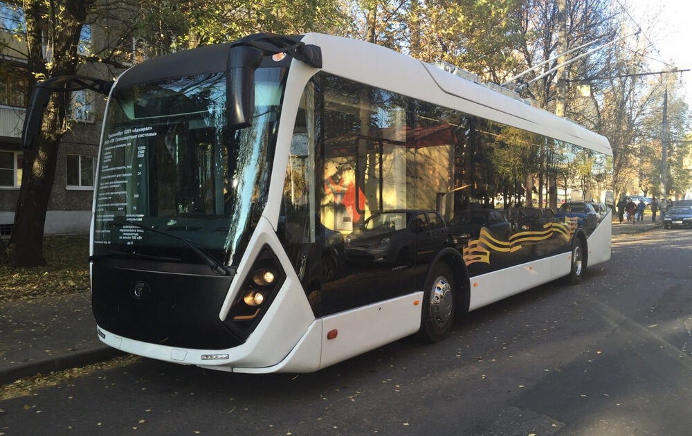 Trolejbus Admiral má neobvyklou délku 12,9 m a byl vyroben pouze coby prototyp v roce 2015. Měl zamířit do Sevastopolu, ale od roku 2019 je v Petrohradu. Mimoto ještě navštívil například Rostov na Donu, o čemž svědčí i tento snímek. Výrobce na svém webu žádnou vhodnou fotografii svého trolejbusu nevystavuje, nicméně slíbil, že vozy pro Petrohrad budou inovací tohoto modelu. (foto: Администрация Ростова-на-Дону)