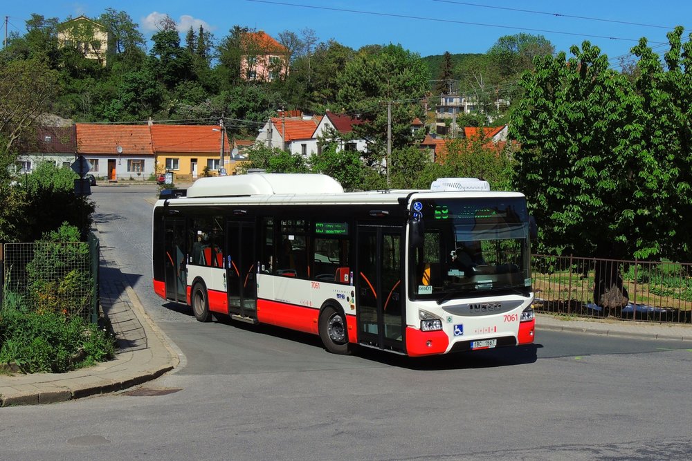 Autobus Iveco Urbanway 12m CNG ev. č. 7061 v Brně byl z výroby vybaven jen klimatizací pro řidiče. (foto: Vojtěch Zdražil)