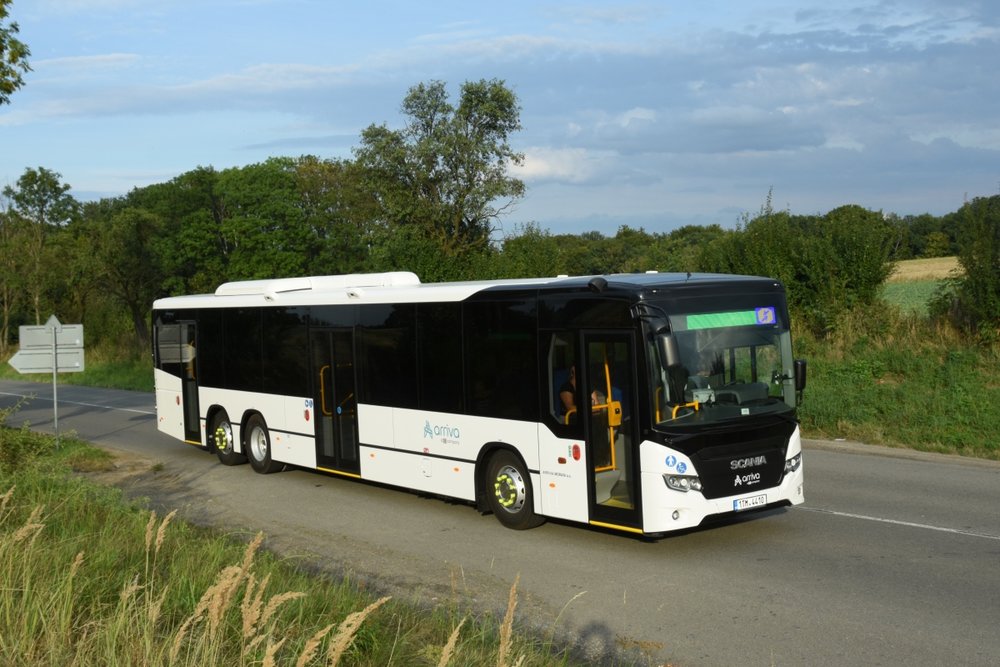 Autobus Scania Citywide LE v 15m provedení pro dopravce Arriva Morava. Jedná se o první vůz vybavený celobarevným LED informačním panelem od společnosti BUSE. (foto: Arriva Morava)