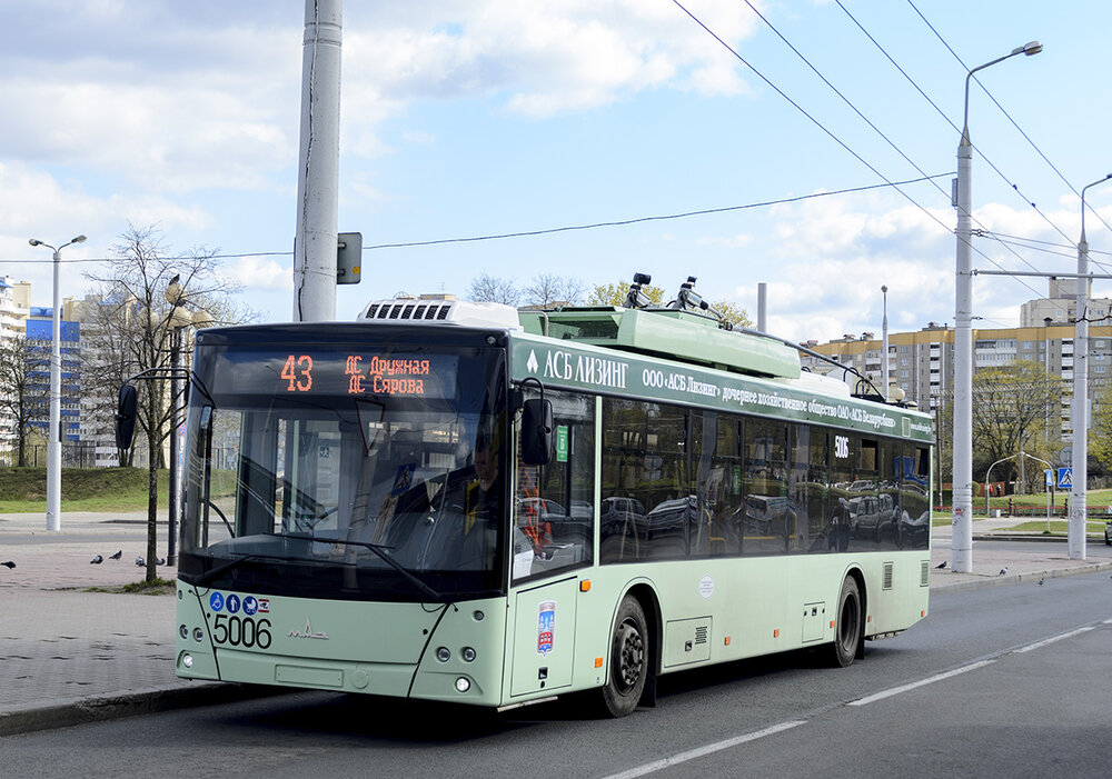 Parciální trolejbus dne 26. 4. 2020 výjimečně na lince 43, kam se kvůli rekonstrukci vozovky na jedné z ulic krátkodobě nemohly klasické trolejbusy podívat. (foto: Nikita Sergejevič)