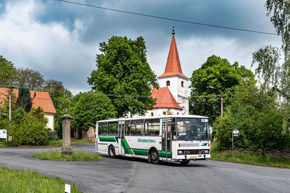 Poslední klasická Karosa C 734 ve službách ČSAD autobusy Plzeň. Vůz je veden dlouhodobě jako provozní záloha, s ohledem na absenci pokladny pro odbavování cestujících ale jeho vypravení operativně na linku bylo nemožné. Vůz si však bylo možné pronajmout, například na fotojízdu. Za tuto možnost a skvělý přístup pracovníků klatovského závodu společnosti velice děkujeme! (foto: Honza Tran)