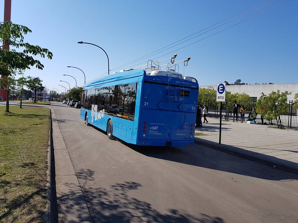 Zde vidíme trolejbus se sklopenými sběrači.  (zdroj: Trolebuses Rosarinos)