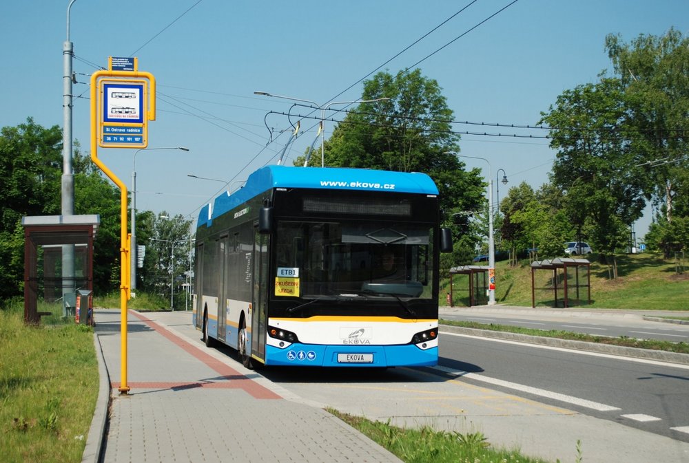 Trolejbus Ekova Electron 12T během zkušebních jízd bez cestujících. (foto: Libor Hinčica)