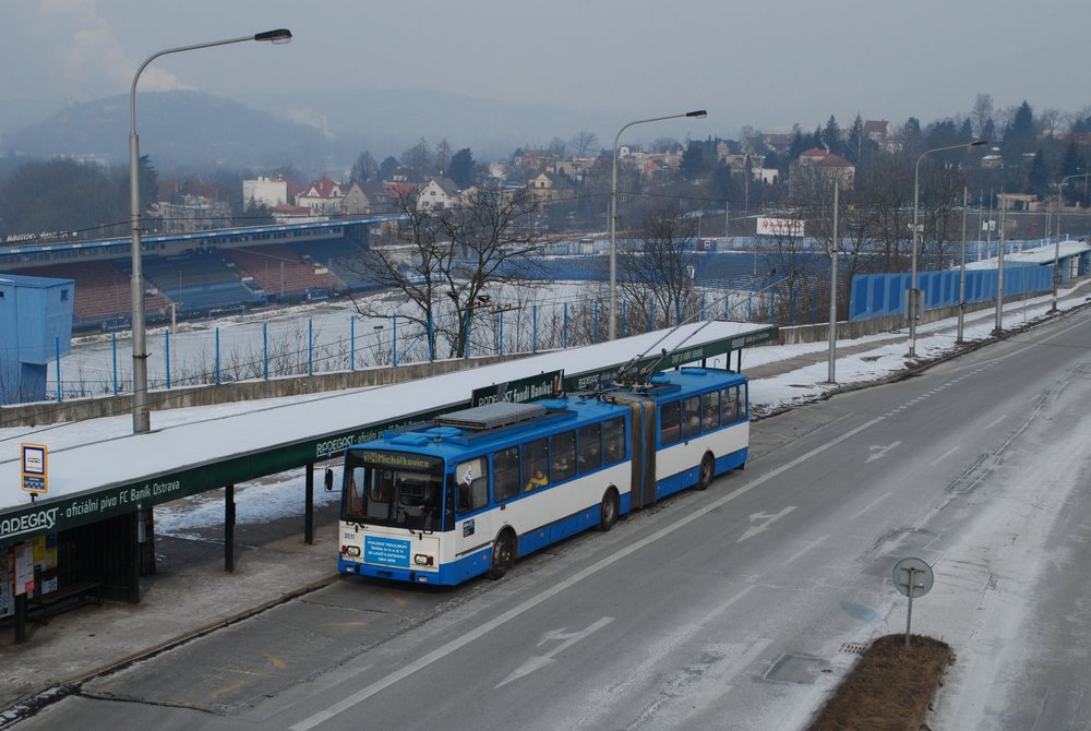 Trolejbus Škoda 15 Tr ev. č. 3511 v zastávce Jaklovecká poslední den provozu s cestujícími (3. 3. 2018). (foto: Libor Hinčica)