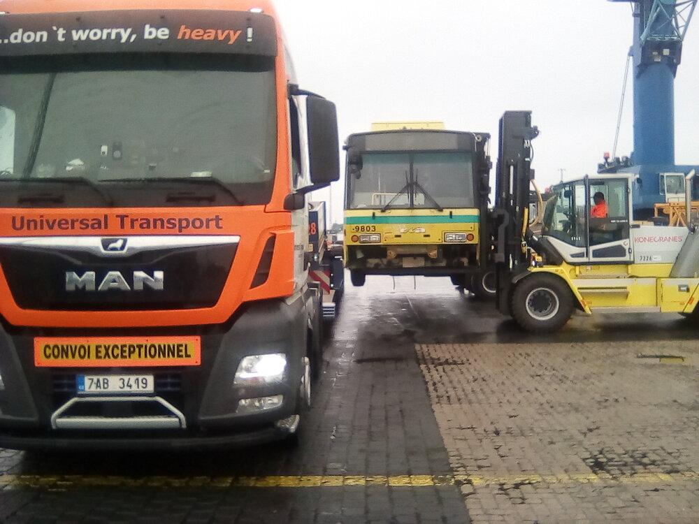 Přepravu trolejbusu zajišťuje specialista na transport nadrozměrných nákladů a dopravních prostředků - Universal Transport. Na fotografii je překládka na trajler v Bremerhavenu. (foto: Universal Transport)