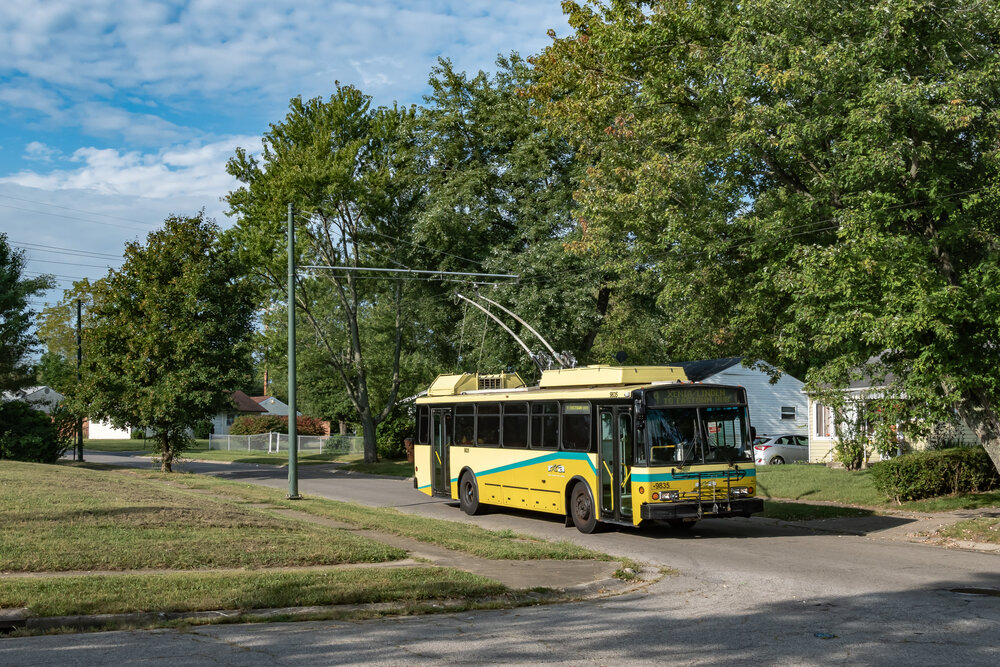 Trolejbus Škoda 14 TrE ev. č. 9835 v americkém Daytonu. Trolejbusy jezdí ve městě od roku 1933. Na některých místech dodnes visí trolejové vedení ze 40. let 20. století. (foto: Honza Tran)