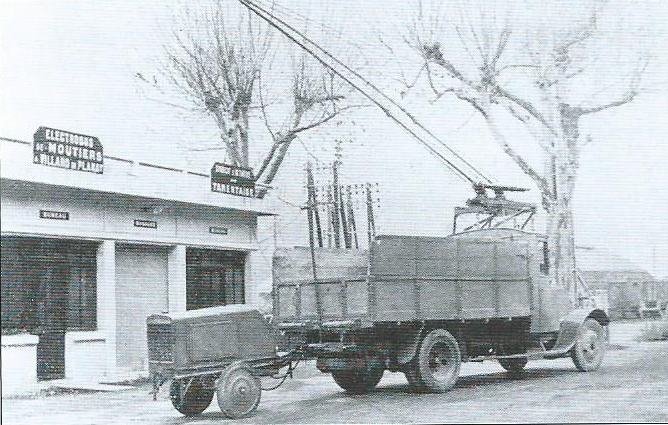 Doprava ze závodů ležících v údolí Doron de Bozel k moûtierskému nádraží společnosti Compagnie des Chemins de fer de Paris à Lyon et à la Méditerranée probíhala s pomocí čtyř elektrických trolejových nákladních vozů. Po areálech závodů se mohly tyto vozy, zvané kamiony, pohybovat s pomocí přípojného vozíku, který plnil roli agregátu vyrábějícího elektrický proud. (foto: Le Véhicule Électrique)