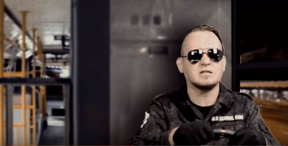 Drsný řidič (Jevgenij Gurov) z videoklipu ruské skupiny Strong Product se chce učit od řidičky Olgy.