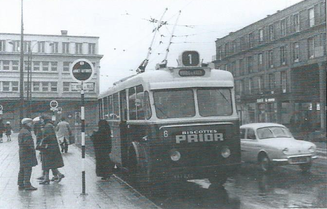 Vůz typu VCR v Amiens na konečné Gare du Nord. Ochranný kryt proti slunci namontovaný napevno na čele vozidla byl jednou ze zvláštností místních VCR. (foto: Ch. Buisson)