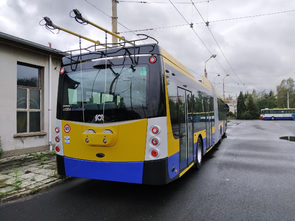 Pohled zezadu na nově dodaný trolejbus. (foto: Denis Machka)