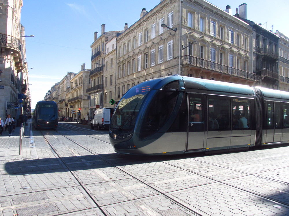 Netradiční křížení dvou tratí se spodním přívodem proudu v Bordeaux. (foto: Ing. Filip Jiřík)