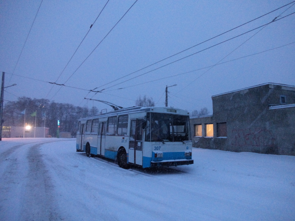 Snímek z 3. 1. 2016 dokazuje, že trolejbusy Škoda 14 Tr jsou zatím stále nasazovány do provozu, přestože došlo k výraznému omezení vypravenosti po zrušení dvou trolejbusových linek. Brzy by však mělo všem škodováckým vozům v ulicích estonské metropole odzvonit. (foto: Ing. Vít Hinčica, Ph.D.)