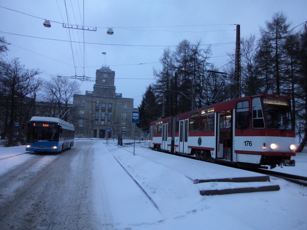 V minulosti pořídil místní dopravce celkem 51 trolejbusů Solaris Trollino 12 a 18, velkou část z nich i s českou elektrickou výzbrojí Cegelec. Na snímku z 3. 1. 2016 je jeden z 12m vozů zachycen ve společnosti tramvaje KT4 na konečné Kopli. (foto: Ing. Vít Hinčica, Ph.D.)