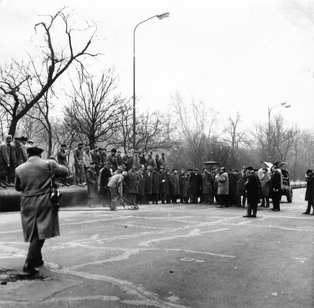 Méně známý záběr ze zahájení stavby podpovrchové tramvaje, jež v Praze nakonec nikdy nevyjela. Namísto ní má dnes metropole metro. (foto: archiv DPP)